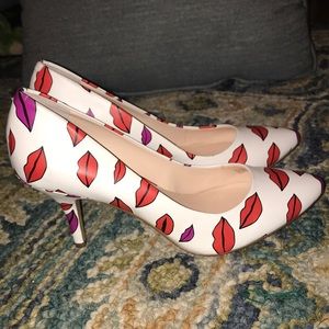 Kiss Me Silly INC Pumps